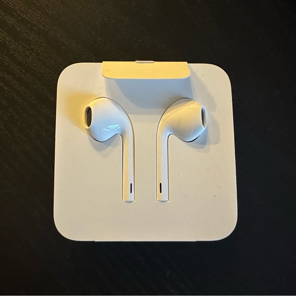 NEW Apple iPhone EarPods With Lightning Connector